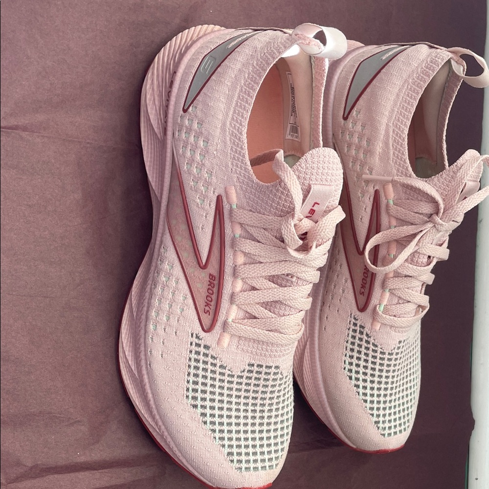 Brooks Women's Light Pink Athletic Shoes , very nice and comfortable